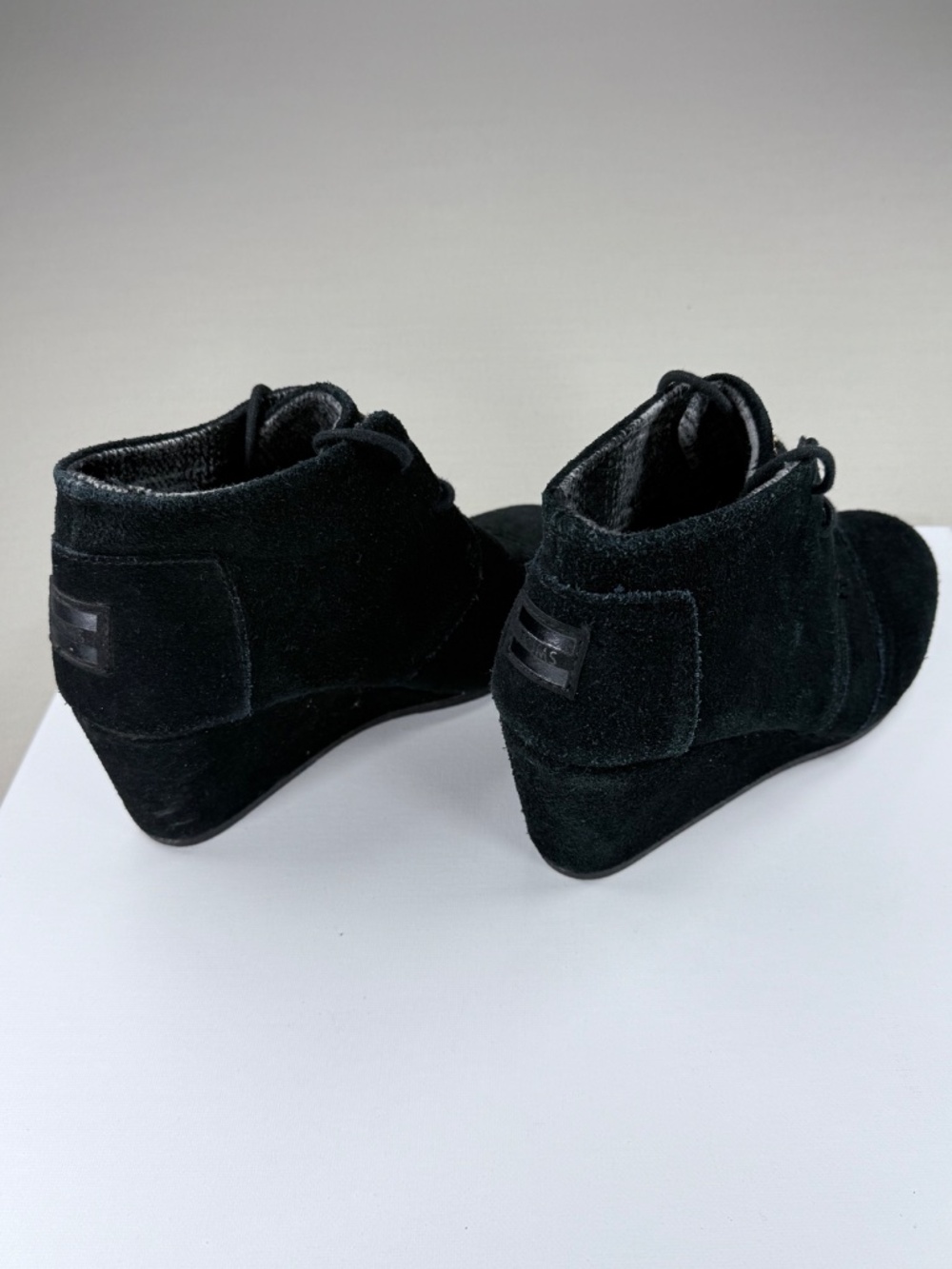 🎉Host Pick🎉 TOMS Black Suede Desert Wedge Booties Flannel Lined W8 - Picture 6 of 8